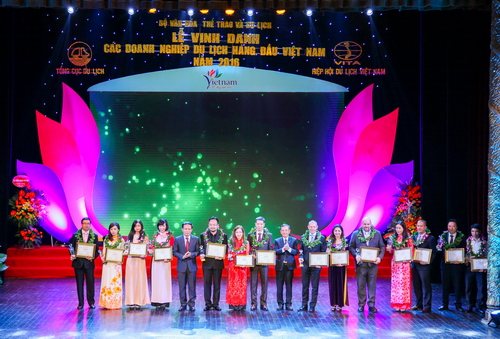 Phó Tổng cục trưởng TCDL Ngô Hoài Chung và Chủ tịch HHDLVN Nguyễn Hữu Thọ trao Giải thưởng Du lịch Việt Nam cho 5 khu du lịch hàng đầu Việt Nam năm 2016 và 10 sân golf hàng đầu Việt Nam năm 2016
